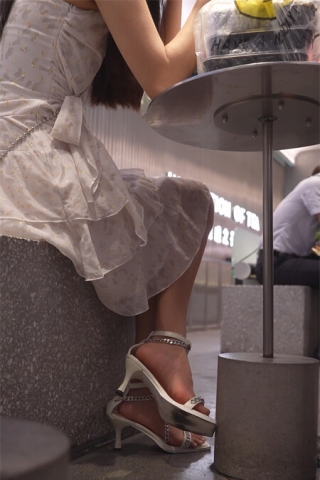 (BC-B-021)花裙美女奶茶店休息..坐在旁边拍摄玉足..蕾丝边粉N