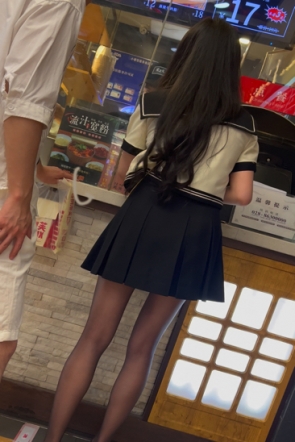 trump207【 KFC-55 】⭐⭐JK制服学生妹，黑丝白内身材完美