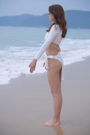 hh07【红石旅拍摄影作品】第三篇：海边白裙长腿女孩