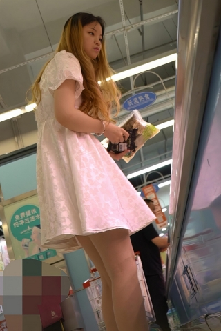 KC1112白裙长腿小姐姐逛超市，条纹粉N包裹肉臀